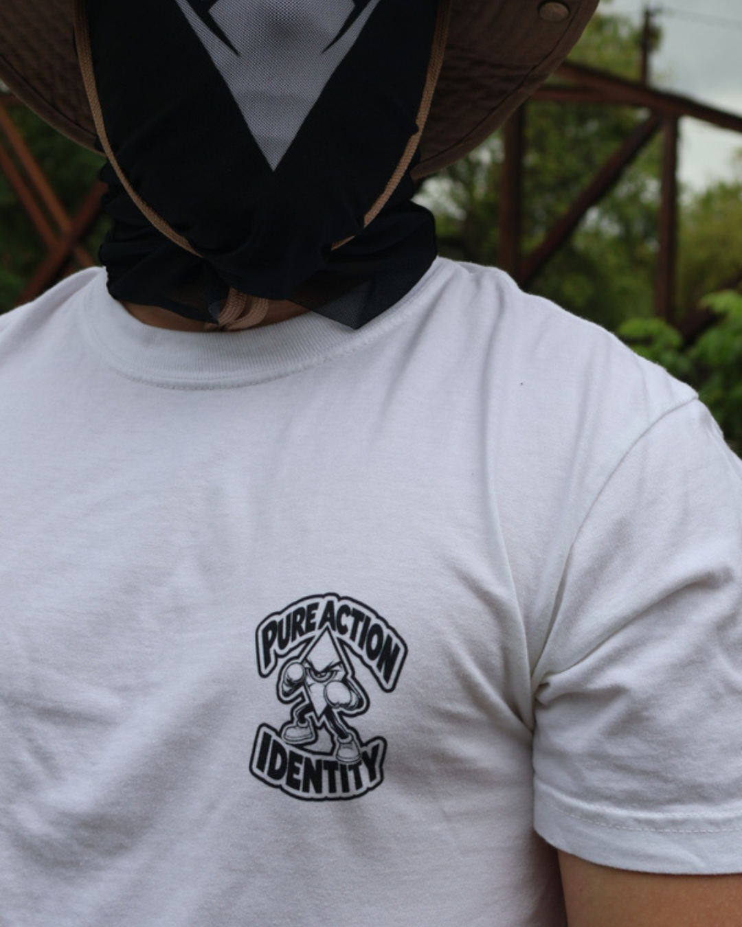 Identity Brust-Logo T-Shirt